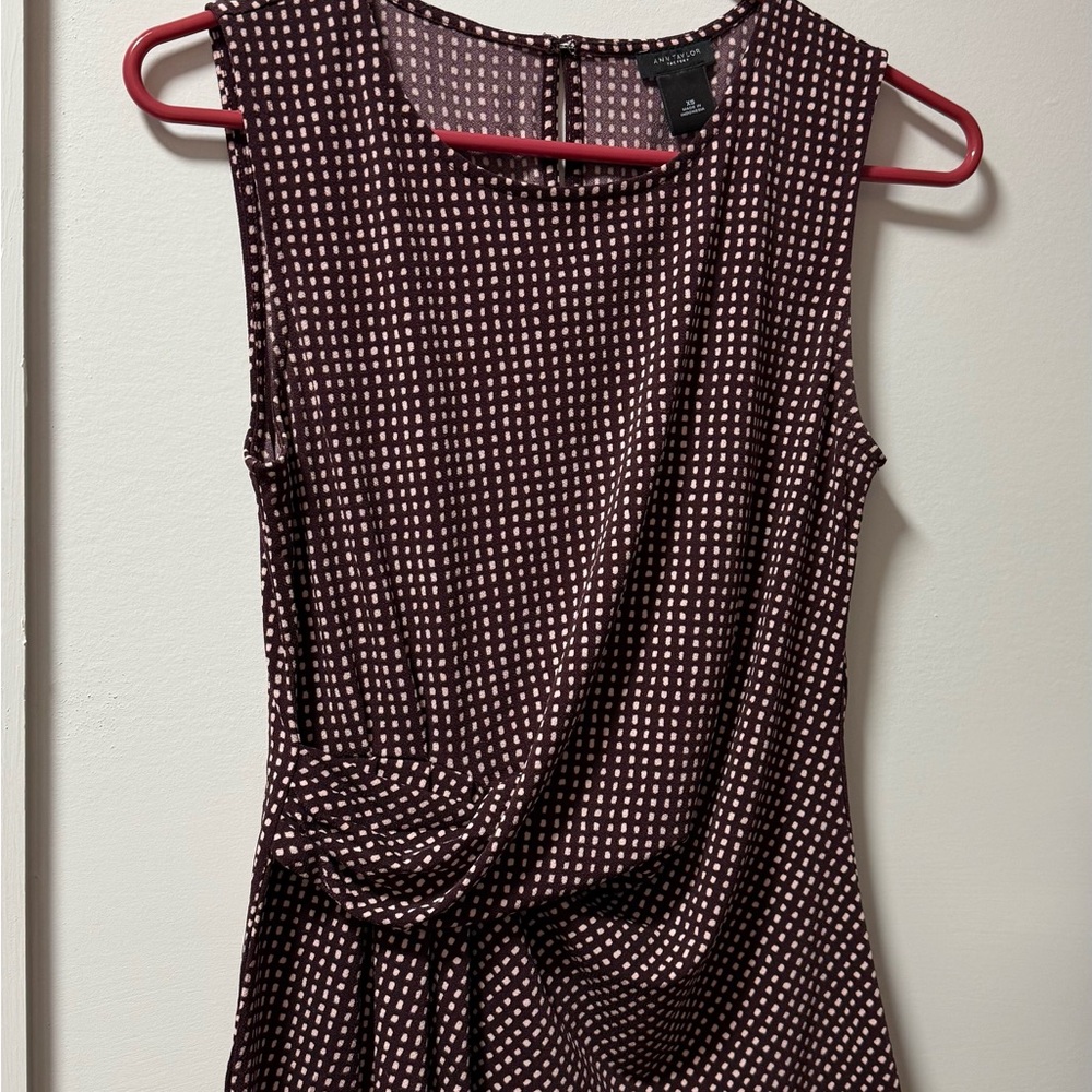 Like new! Ann Taylor Chic Sleeveless Burgundy and White Patterned Top